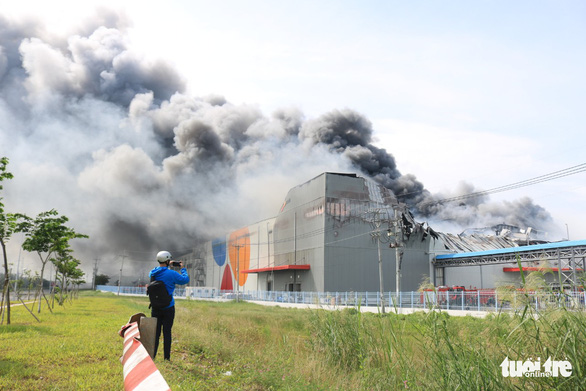 Đang cháy lớn tại Công ty Cầu Tre trong khu công nghiệp Hiệp Phước - Ảnh 2.