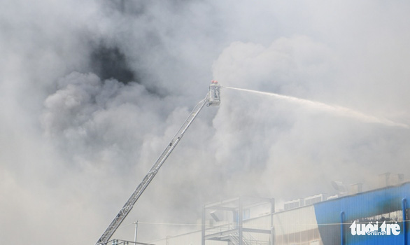 Đang cháy lớn tại Công ty Cầu Tre trong khu công nghiệp Hiệp Phước - Ảnh 3.
