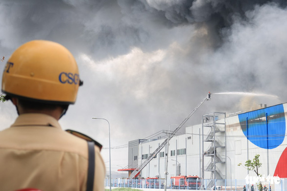 Cháy nhà máy sản xuất thực phẩm trong khu công nghiệp Hiệp Phước - Ảnh 4.