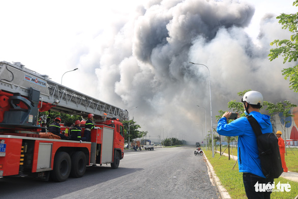Đang cháy lớn tại Công ty Cầu Tre trong khu công nghiệp Hiệp Phước - Ảnh 5.
