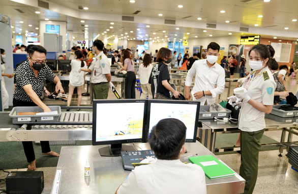 Một tuần phát hiện 4 khách đi máy bay lấy điện thoại, đồng hồ của người khác - Ảnh 1.