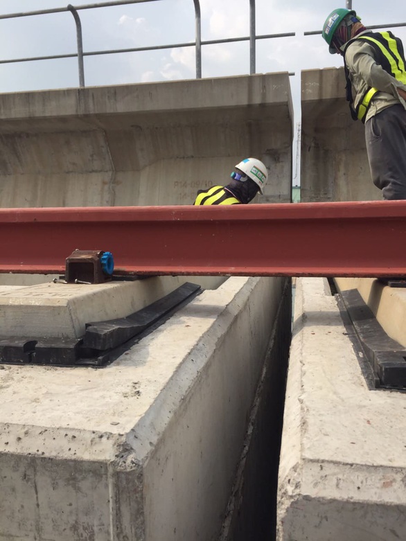 Đã khắc phục sự cố gối cao su trên dầm cầu cạn metro số 1 bị rớt - Ảnh 2. Đã khắc phục sự cố gối cao su trên dầm cầu cạn metro số 1 bị rớt - Ảnh 2.