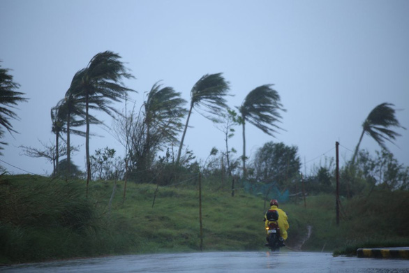 Đối phó bão Vamco, Philippines sơ tán 400.000 cư dân ven biển - Ảnh 1.