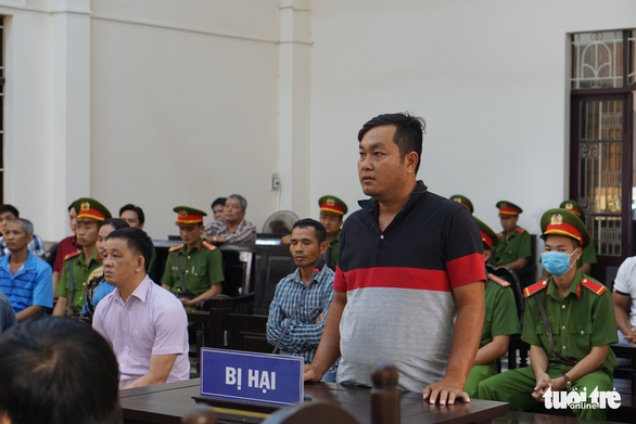 Trả hồ sơ vụ bắt kẻ ném bom bia khủng bố nhà mình, bị tội giết người - Ảnh 2. Trả hồ sơ vụ bắt kẻ ném bom bia khủng bố nhà mình, bị tội giết người - Ảnh 2.