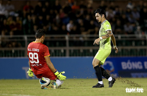 Quang Hai's team lost to singer Jack in a soccer match to support the people of Central Vietnam - Photo 6.