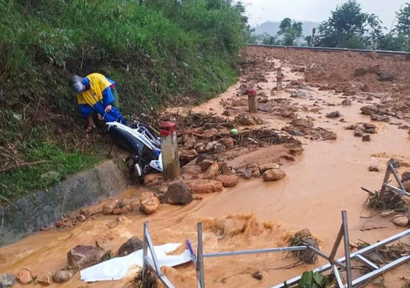 Bị đất đá vùi, 2 thanh niên dùng tay đào bới, thoát khỏi vùng sạt lở kinh hoàng - Ảnh 2.