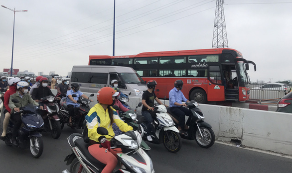 Xe khách leo dải phân cách cầu Sài Gòn, kẹt xe kéo dài - Ảnh 2.