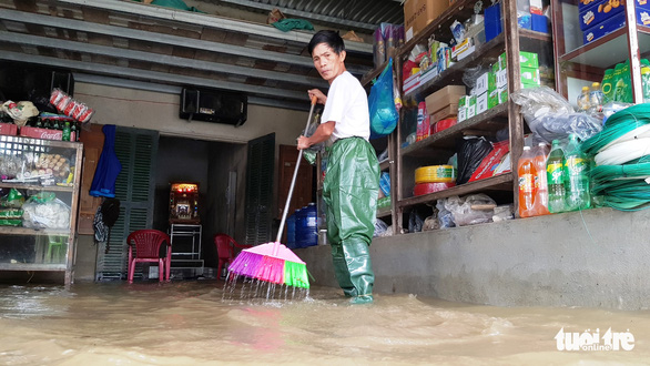 Lũ lên nhanh quá, may bà con đề phòng - Ảnh 2.