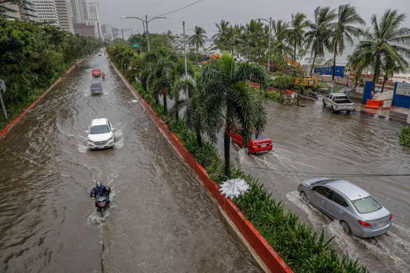 Bão Vamco quét qua Philippines, 26 người chết, lũ nhấn chìm hàng chục ngàn ngôi nhà - Ảnh 3.