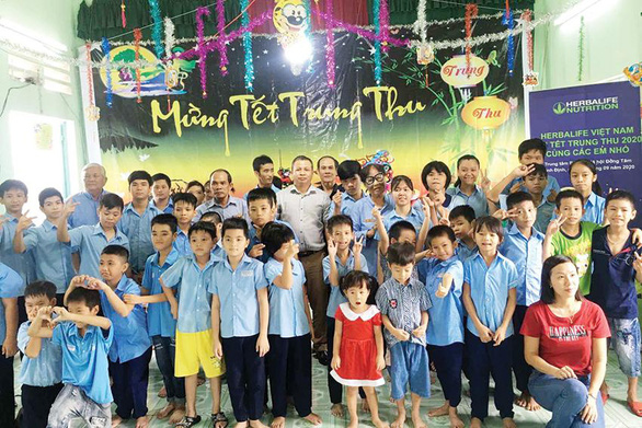 Herbalife Việt Nam tổ chức ngày hội Trung Thu cho các em nhỏ có hoàn cảnh khó khăn - Ảnh 4.
