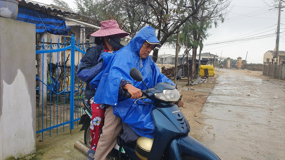 Thủ tướng: Bão số 13 rất mạnh, khẩn trương sơ tán dân ra khỏi khu vực nguy hiểm - Ảnh 3.