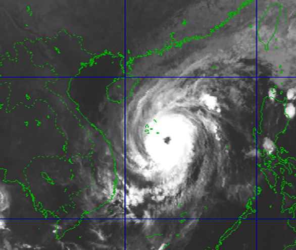 6h sáng nay 14-11, bão Vamco cách Đà Nẵng khoảng 370km, biển dậy sóng lớn - Ảnh 1.