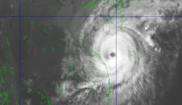 22h tối nay 14-11, bão Vamco cách Đà Nẵng 80km, đất liền gió giật cấp 10 - Ảnh 2.