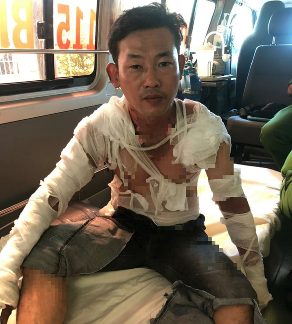 Nhân viên ngân hàng bí mật nhấn chuông báo động khi kẻ cướp đổ xăng đòi phóng hỏa - Ảnh 2. Nhân viên ngân hàng bí mật nhấn chuông báo động khi kẻ cướp đổ xăng đòi phóng hỏa - Ảnh 2.