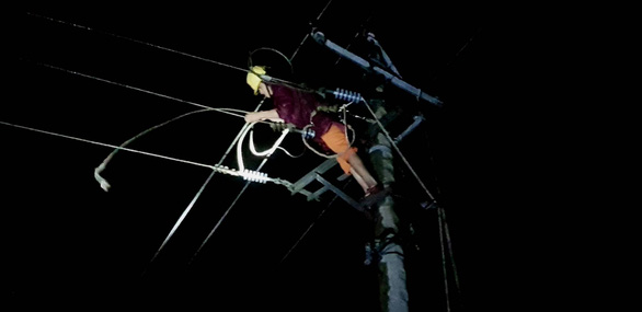 75 ngàn hộ vẫn mất điện, điện lực Quảng Bình sửa xuyên đêm - Ảnh 1.