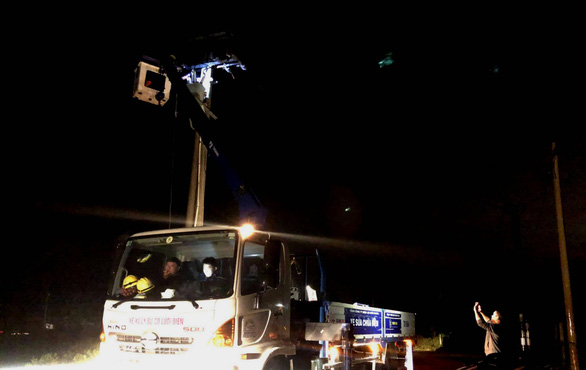 75 ngàn hộ vẫn mất điện, điện lực Quảng Bình sửa xuyên đêm - Ảnh 2.