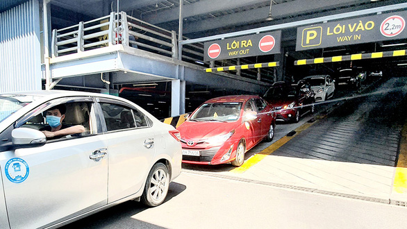 Xe công nghệ đón khách từ sân bay Tân Sơn Nhất: Khó đón xe, phải trả thêm 25.000 đồng - Ảnh 1.