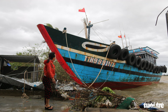 Gió bão tốc mái hàng loạt trường học, nhà dân ở Huế - Ảnh 7.