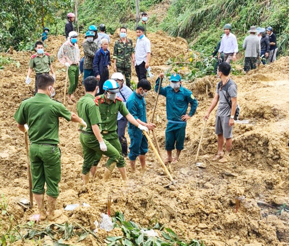 Tìm thấy thi thể nạn nhân bị đất đá núi đẩy xa đến 80m - Ảnh 1.