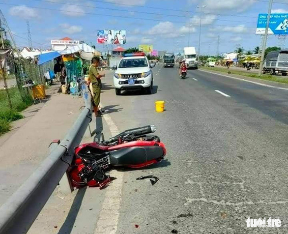 Va chạm xe máy làm chết thai phụ, tài xế xe tải nói không hay biết - Ảnh 1.