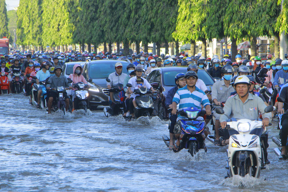 Cần Thơ ngập nặng, xe kẹt cứng hàng cây số