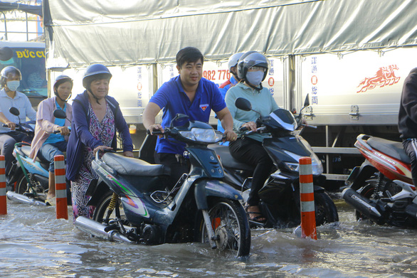 Cần Thơ ngập nặng, xe kẹt cứng hàng cây số