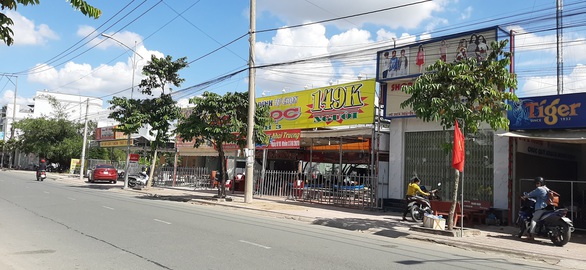 Không chịu chung tiền bảo kê, quán ăn ngay trung tâm TP Vĩnh Long bị đập phá - Ảnh 3. Không chịu chung tiền bảo kê, quán ăn ngay trung tâm TP Vĩnh Long bị đập phá - Ảnh 3.