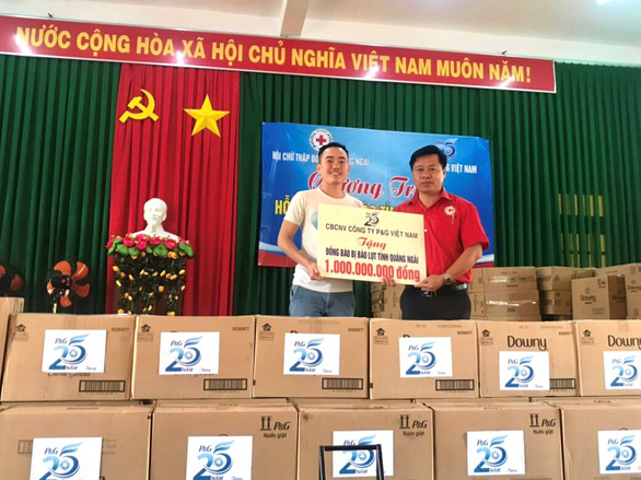 P&G Việt Nam hỗ trợ nước uống sạch và quà cho người dân vùng lũ - Ảnh 2.