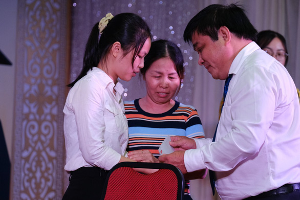 Vào đại học từ căn nhà hoang không điện, nước - Ảnh 1. Vào đại học từ căn nhà hoang không điện, nước - Ảnh 1.