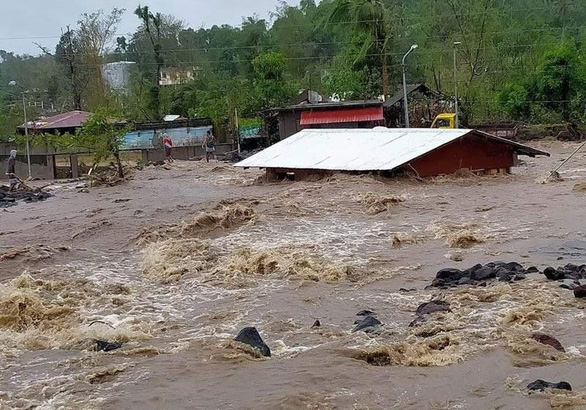 Siêu bão Goni rời Philippines, trận bão khác thành hình lại sắp vào - Ảnh 1.