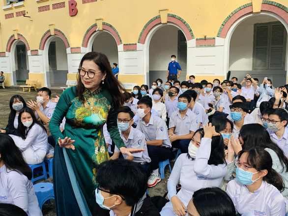 Nghệ sĩ Kim Xuân: Tôi mong muốn nam sinh mặc áo dài chào cờ đầu tuần - Ảnh 2.