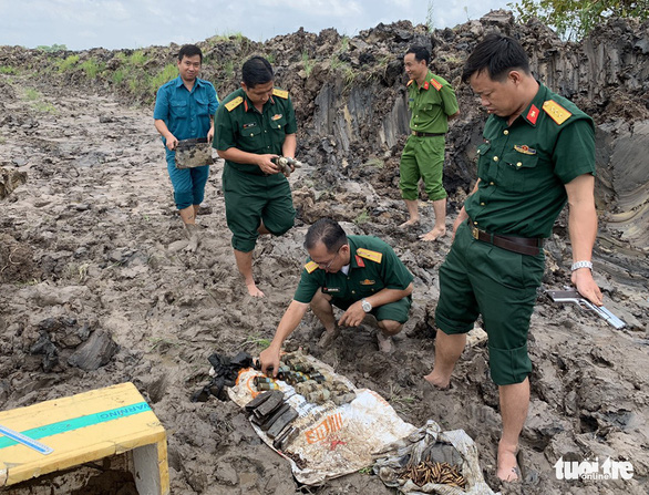 Người dân phát hiện nhiều súng, đạn khi xúc đất - Ảnh 1.