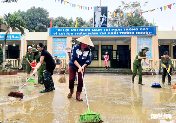 Hàng vạn học sinh Nghệ An vẫn chưa thể đến trường sau lũ - Ảnh 2.