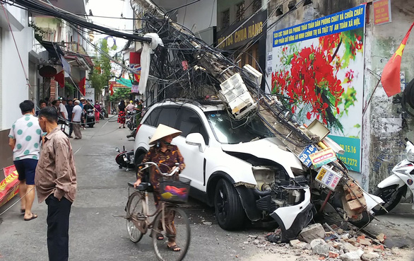 Chạy ôtô trong ngõ đâm vào xe máy rồi húc đổ cột điện gây mất điện - Ảnh 1.