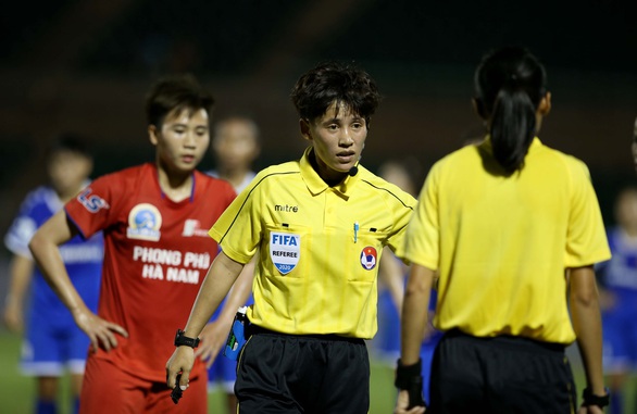 Trọng tài nữ FIFA bẻ còi ở Giải bóng đá nữ VĐQG 2020 - Ảnh 4. Trọng tài nữ FIFA bẻ còi ở Giải bóng đá nữ VĐQG 2020 - Ảnh 4.
