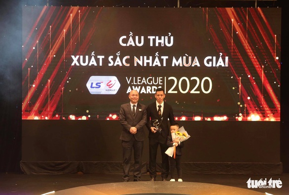 Văn Quyết đoạt danh hiệu Cầu thủ xuất sắc nhất mùa giải 2020 - Ảnh 1. Văn Quyết đoạt danh hiệu Cầu thủ xuất sắc nhất mùa giải 2020 - Ảnh 1.