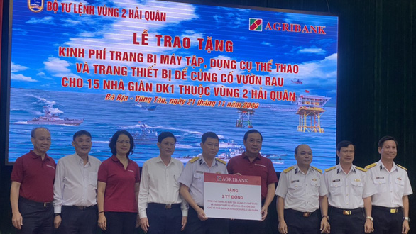 Agribank tặng máy tập thể thao và máy củng cố vườn rau cho nhà giàn DK1 - Ảnh 1.