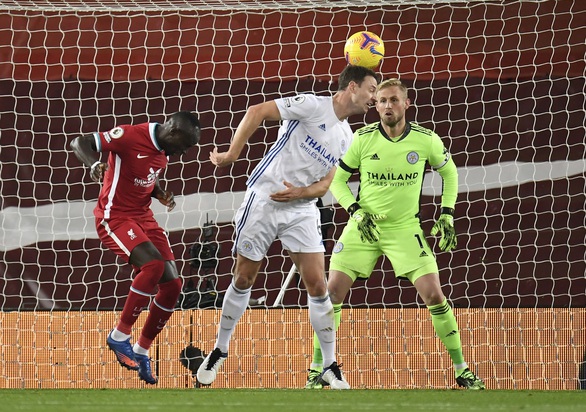 Johnny Evans đốt lưới nhà, Liverpool thắng dễ Leicester City - Ảnh 2. Johnny Evans đốt lưới nhà, Liverpool thắng dễ Leicester City - Ảnh 2.