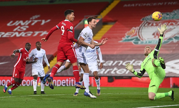 Johnny Evans đốt lưới nhà, Liverpool thắng dễ Leicester City - Ảnh 1. Johnny Evans đốt lưới nhà, Liverpool thắng dễ Leicester City - Ảnh 1.
