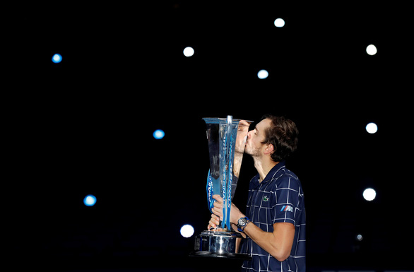 Điểm tin thể thao sáng 23-11: Ibrahimovic lập cú đúp, Medvedev vô địch ATP Finals - Ảnh 3.