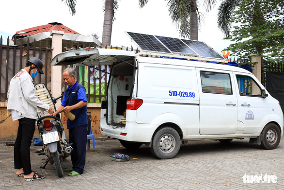 Ôtô ‘rađa’ cho sạc pin miễn phí kiêm xe cấp cứu cho người đi đường - Ảnh 1.