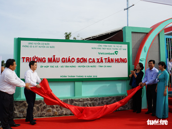 Chủ tịch Quốc hội thăm, tặng quà tại vùng căn cứ cách mạng ở Cà Mau - Ảnh 1.