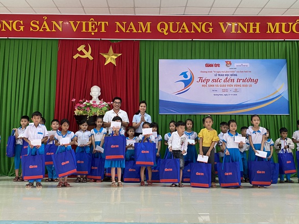 Quà Tiếp sức đến trường đến với học sinh, giáo viên vùng bão lũ Quảng Nam - Ảnh 2. Quà Tiếp sức đến trường đến với học sinh, giáo viên vùng bão lũ Quảng Nam - Ảnh 2.