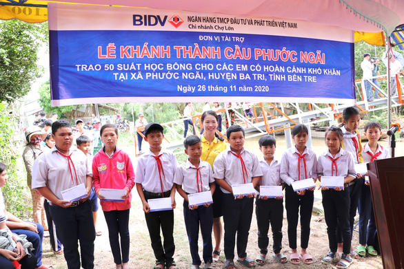 BIDV Chợ Lớn trao học bổng và xây cầu ở Bến Tre - Ảnh 1.