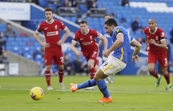 VAR nhiều lần can thiệp, Liverpool bị Brighton cầm chân - Ảnh 1. VAR nhiều lần can thiệp, Liverpool bị Brighton cầm chân - Ảnh 1.