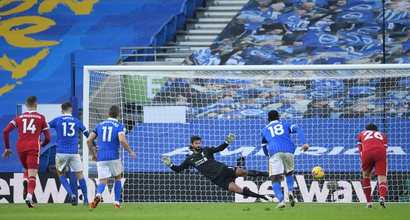 VAR nhiều lần can thiệp, Liverpool bị Brighton cầm chân - Ảnh 3. VAR nhiều lần can thiệp, Liverpool bị Brighton cầm chân - Ảnh 3.