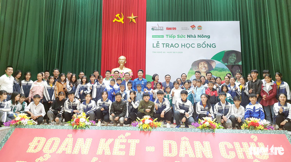 Trao học bổng tiếp sức cho con nhà nông Nghệ An đến trường - Ảnh 6.