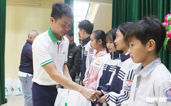 Trao học bổng tiếp sức cho con nhà nông Nghệ An đến trường - Ảnh 3.