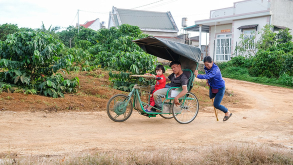 Anh Cảnh xe lăn mê chị Phúc cụt, một chuyện tình hay hơn phim  - Ảnh 1.