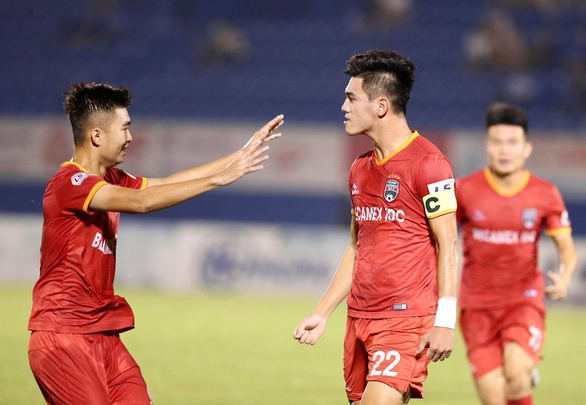 Dẫn Bình Dương hai bàn, HAGL vẫn để thua trận thứ 6 liên tiếp - Ảnh 1. Dẫn Bình Dương hai bàn, HAGL vẫn để thua trận thứ 6 liên tiếp - Ảnh 1.